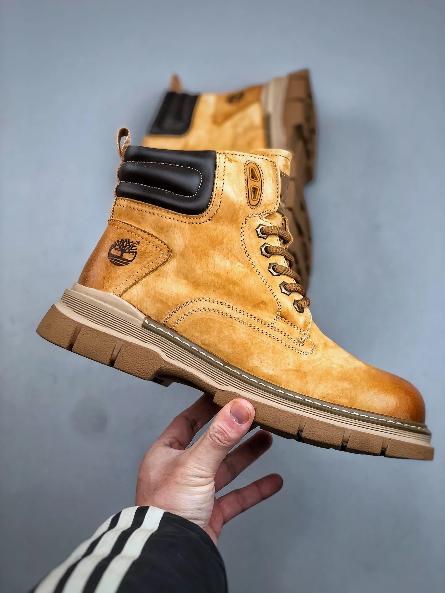 Welfare special price💰480 Timberland Timberland/Timberland new autumn and winter products (plush lining🔥warm and heat-locking) autumn and winter must-have outdoor casual rhubarb boots series #Guangdong Dachang quality original box original packaging fashion trend matching the fabric is made of Italian 🇮🇹 top frosted fine-grained cowhide with anti-odor and anti-corrosion genuine leather latex insoles. The outsole and hardware are all made from raw materials of the original factory. They are the same as the original Goodyear never-opening process. Good products do not kill pigs. The quality of the first order is strictly controlled. Exclusively released on the entire network. There is no doubt about the quality. The whole set of official website unified packaging gives you a perfect wearing experience. The quality is exquisite and durable. A must-have for sportsmen. Specially designed to prevent handsomeness. High-quality and first-class foot feel. Specially used for outdoor cold protection this winter. Daily casual matching. Size: 38 39 40 41 42 43 44 (leather shoe size)